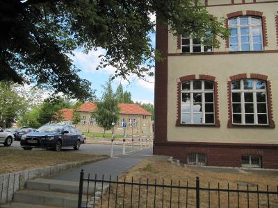 Weg zum Eingang (Hofseite)