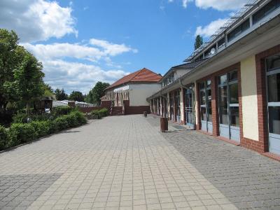Vor der Turnhalle